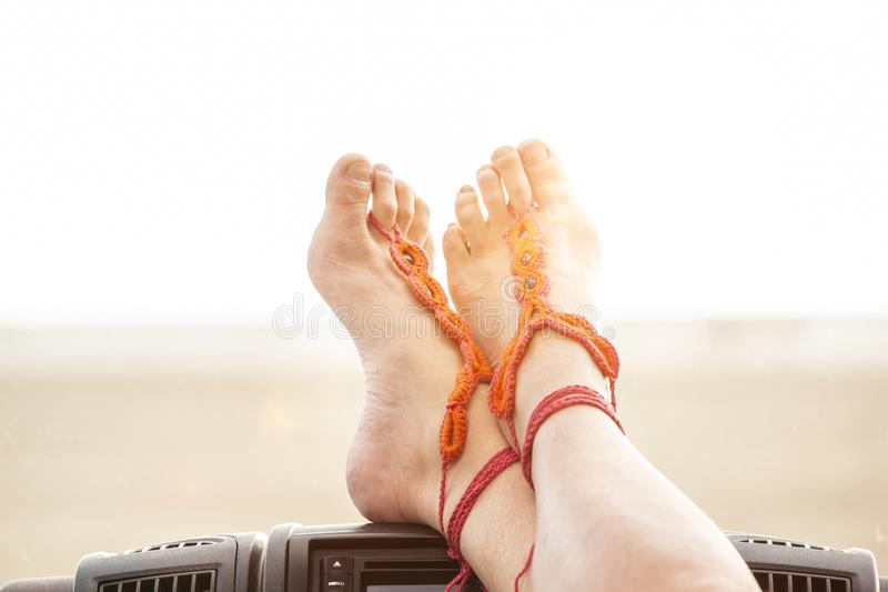 alzate-i-piedi-e-rilassatevi-spiaggia-vacanza-sulla-158865561